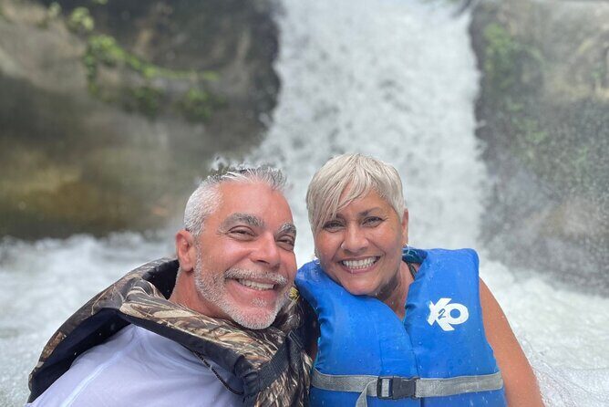 El Yunque Rainforest River and Beach Adventure Tour - Luquillo Beach: the best kind of local food stop