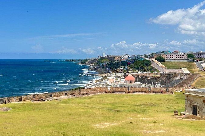 Old San Juan Walking Tour with a Historian - La Casa Estrecha: the narrow-house photo moment that’s worth 5 minutes