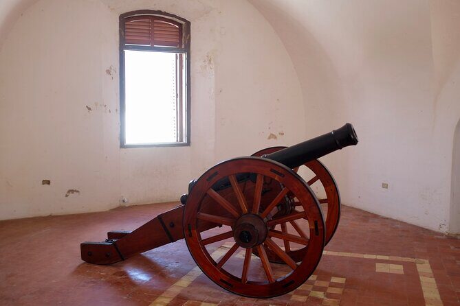 Old San Juan Walks; 2 Castles, El Morro and San Cristobal - Stop 2: Plaza Colón meeting and the Spanish colonial framing