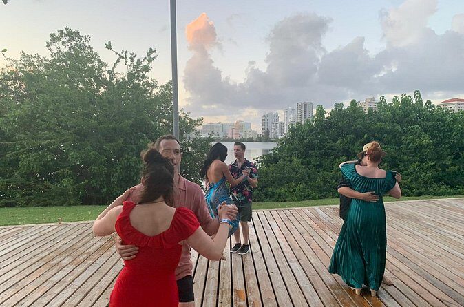 Outdoor Salsa Class Experience in San Juan - Music choices and rhythm: why the lesson sticks