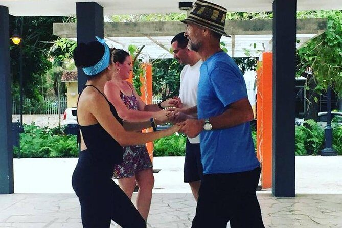 Salsa Dance Class in San Juan – Learn from Local Experts - Group Size and Class Vibe: What “Up to 30 People” Feels Like