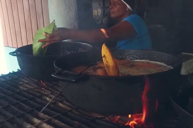 San Juan Highlights: Private Driving Tour - Playa Piñones (Piñones) in Loíza: Fritters, Seafood, and Strong Roots