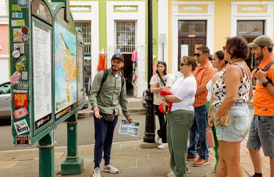 Tour de Viejo San Juan en Español - The city’s defenses: walls, pirates, and why the layout feels strategic